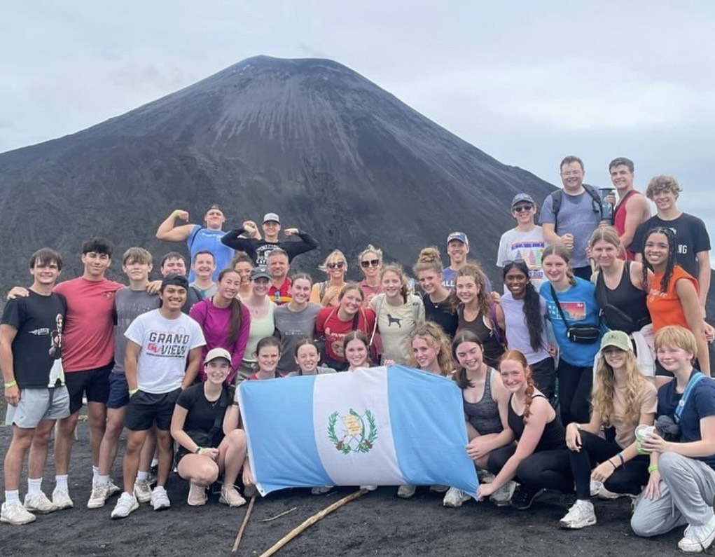 The team of travelers on top of the Pacaya Volcano with the Guatemalan flag in hand. (Alexis Vásquez García)