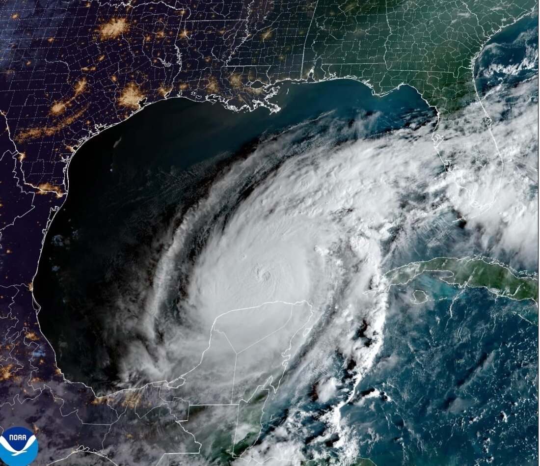 A satelite of Hurrican Milton as it moves over the Gulf of Mexico. 