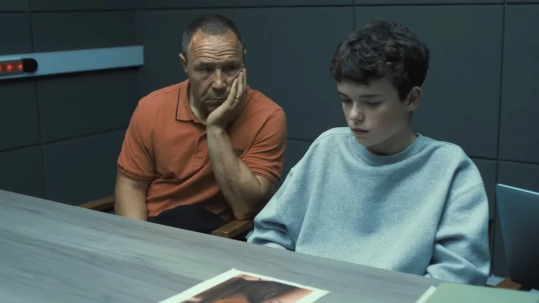 Jamie Miller (Owen Cooper) and his father (Stephen Graham) 