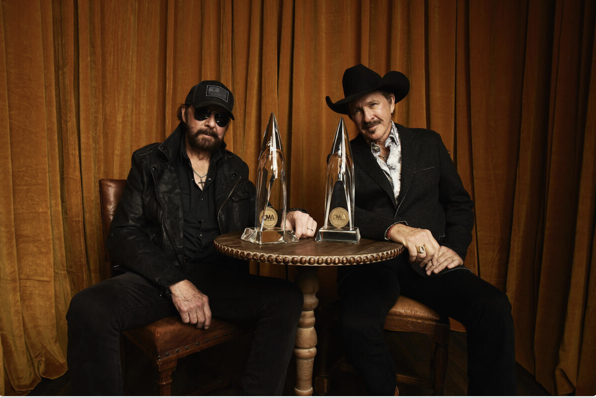 Brooks and Dunn posing with their awards.