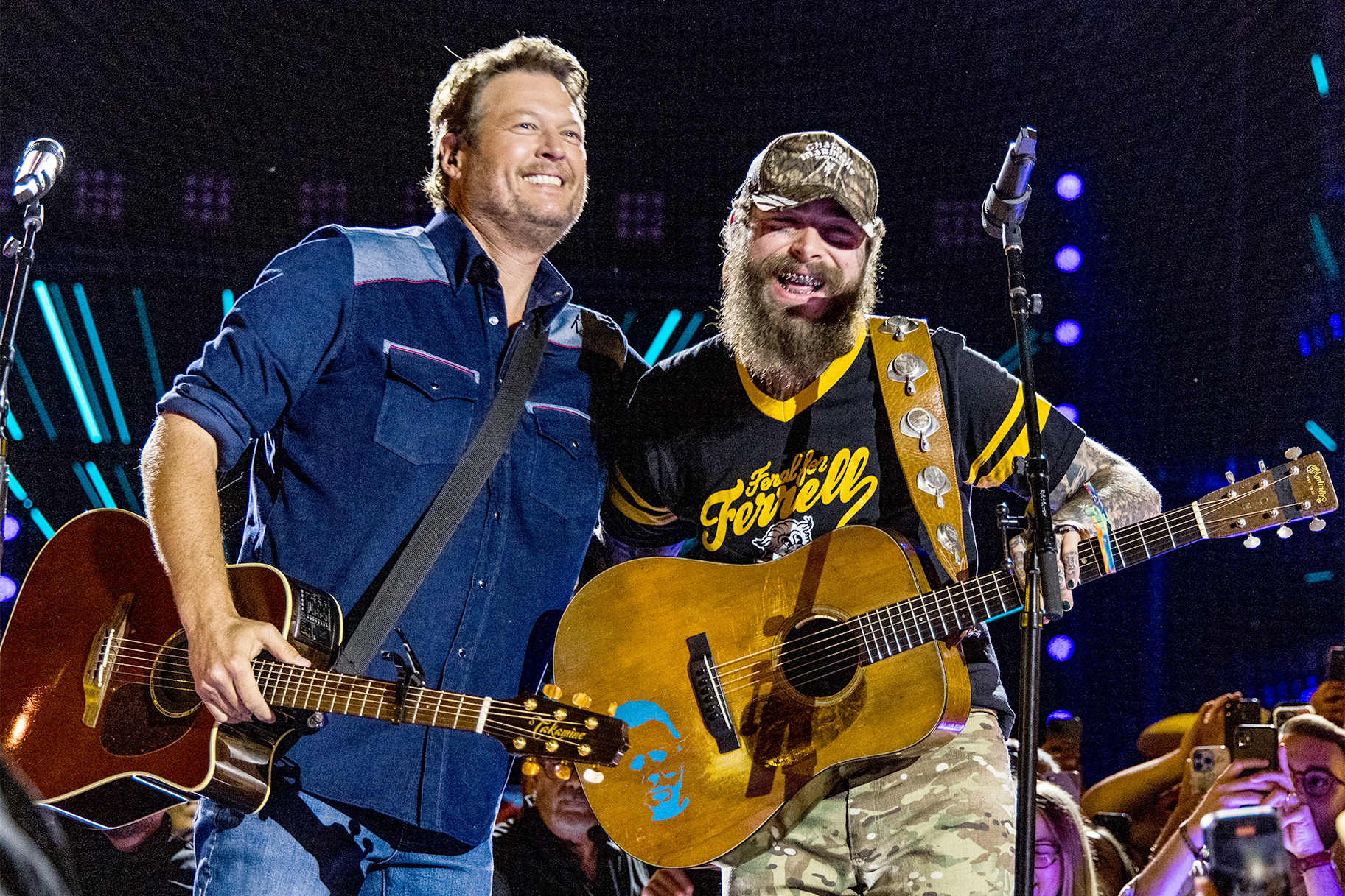 Blake Shelton and Post Malone performing their song together. 