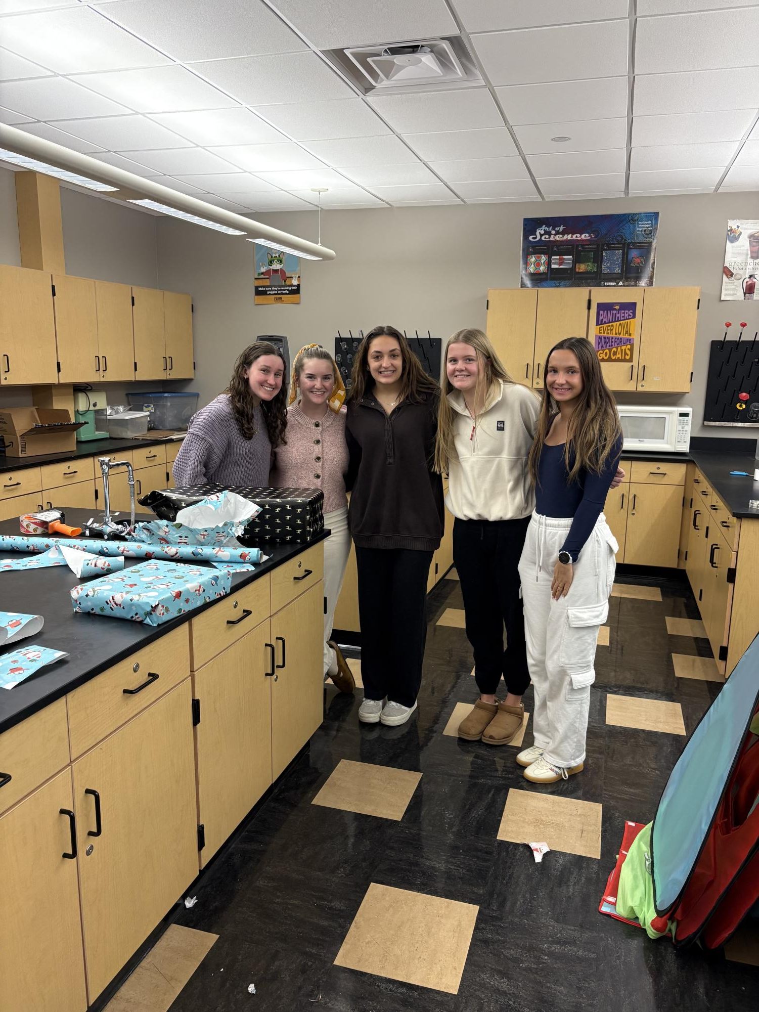 Ginny Heddinger, Elizabeth Melcher, Tessa Holtorf, Nellie Johnson, and Sofiya Pollard take a picture together.
